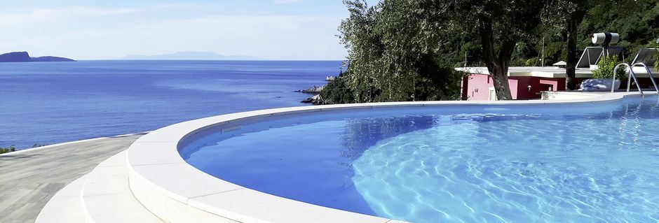 Poolvy på hotell Lichnos Bay Village i Parga, Grekland.