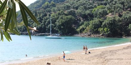 Stranden på hotell Lichnos Bay Village strandrestaurang i Parga, Grekland.