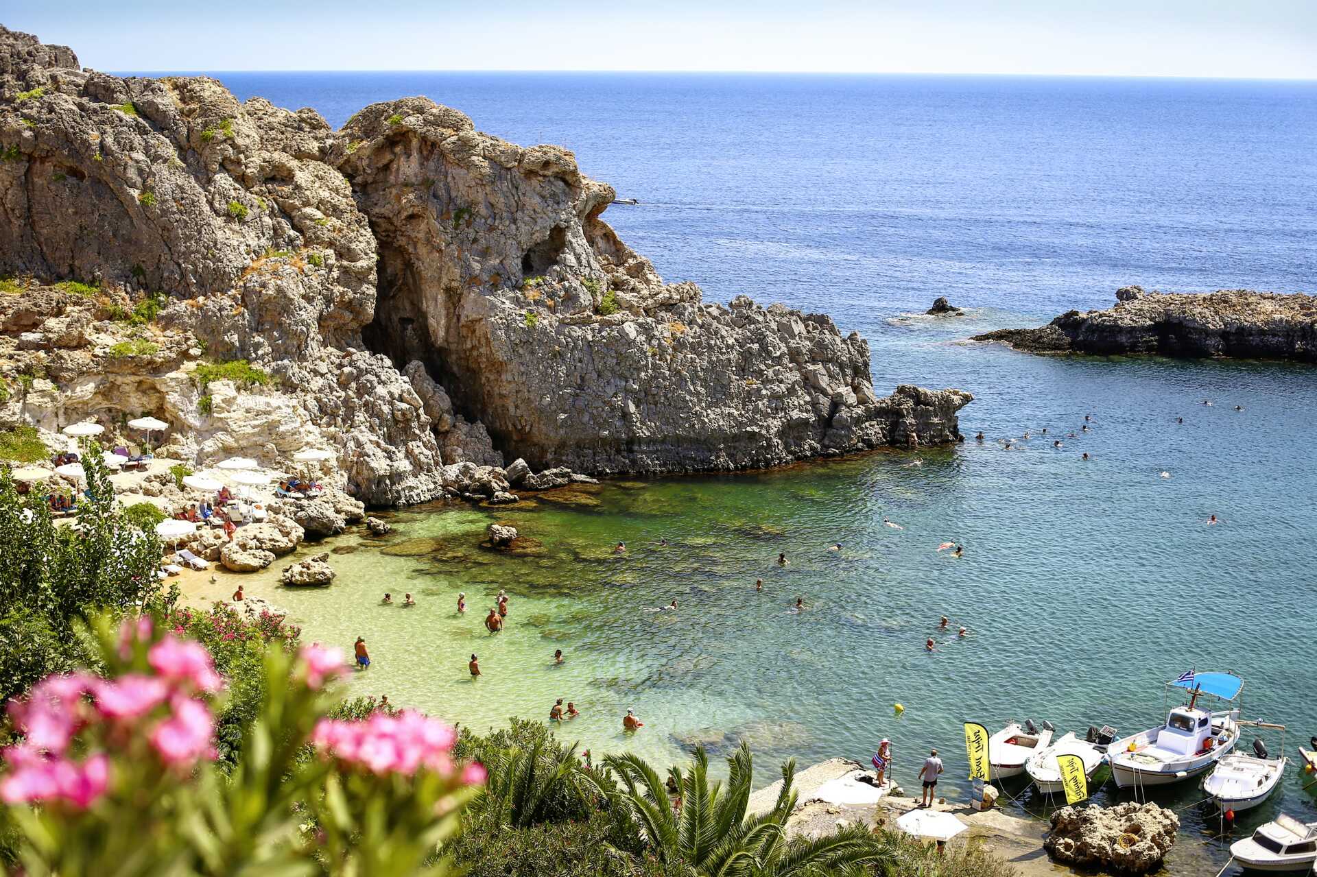 Strax söder om Lindos ligger den fina klapperstensstranden S:t Paul.