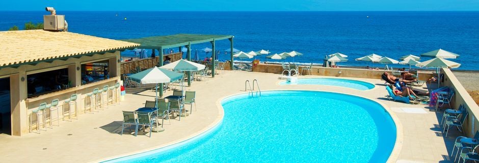Poolområdet på hotell Lissos i Platanias på Kreta, Grekland.