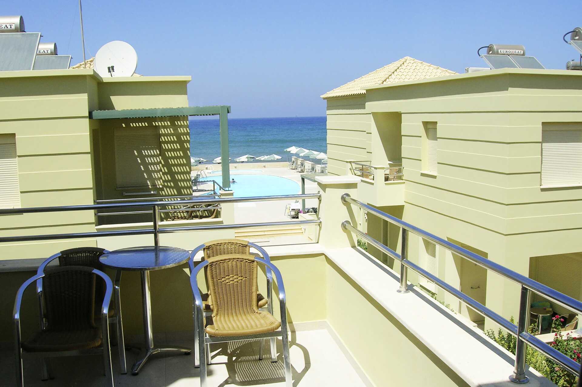 Balkong på hotell Lissos i Platanias på Kreta, Grekland.