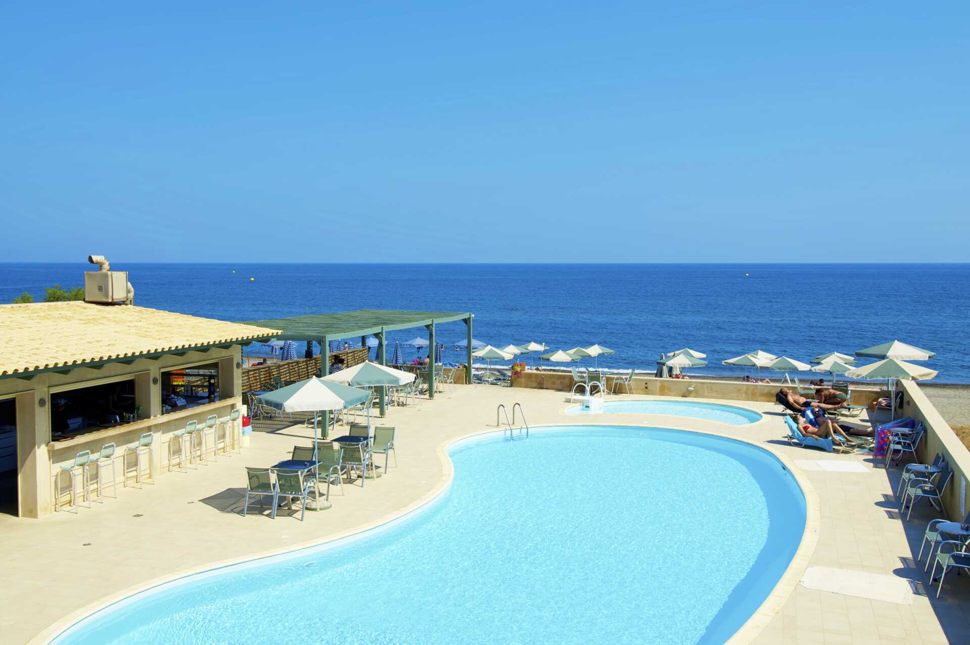 Poolområdet på hotell Lissos i Platanias på Kreta, Grekland.