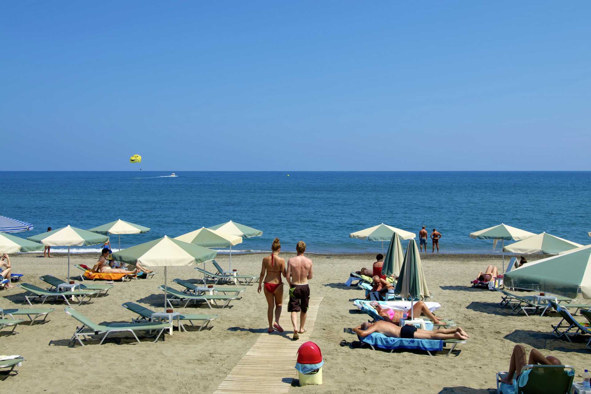 Stranden vid hotell Lissos i Platanias på Kreta, Grekland.