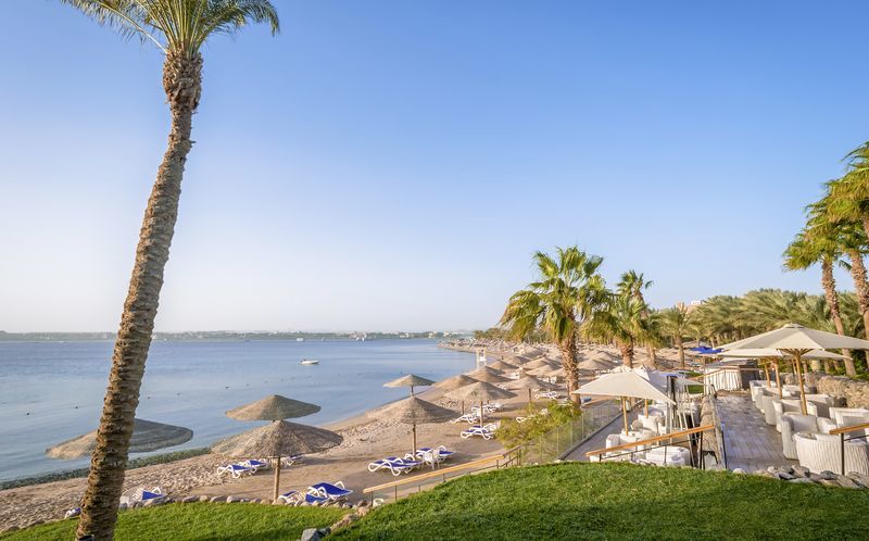 Stranden vid hotell Fort Arabesque Resort i Makadi Bay, Egypten.