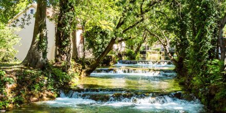 Följ med på utflykt till nationalparken Krka. Under dagen besöks även den vackra staden Trogir.