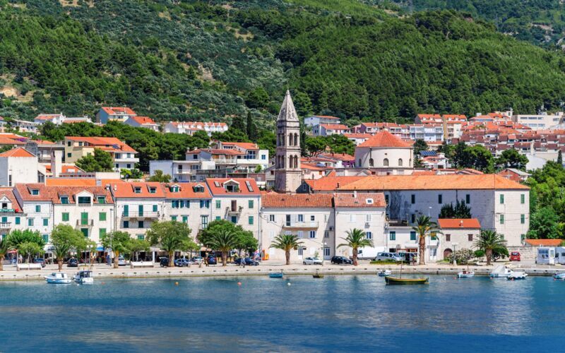 Makarska, en av många pittoreska orter längs den kroatiska kusten.