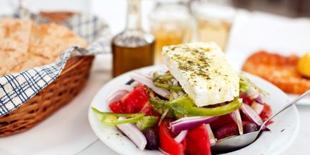 Traditionell grekisk sallad med bröd.