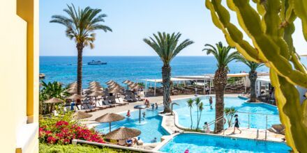 Poolområdet på hotell Malama Beach Holiday Village i Fig Tree Bay på Cypern.