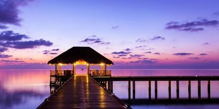 Räkna med vackra solnedgångar under din semester i Maldiverna.
