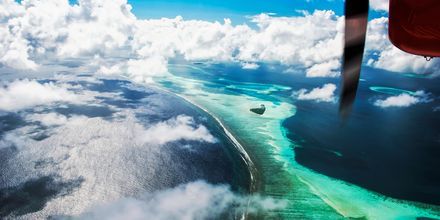 Att flyga in över Maldiverna är andaktsfullt, med alla små öar som sticker upp från havet.