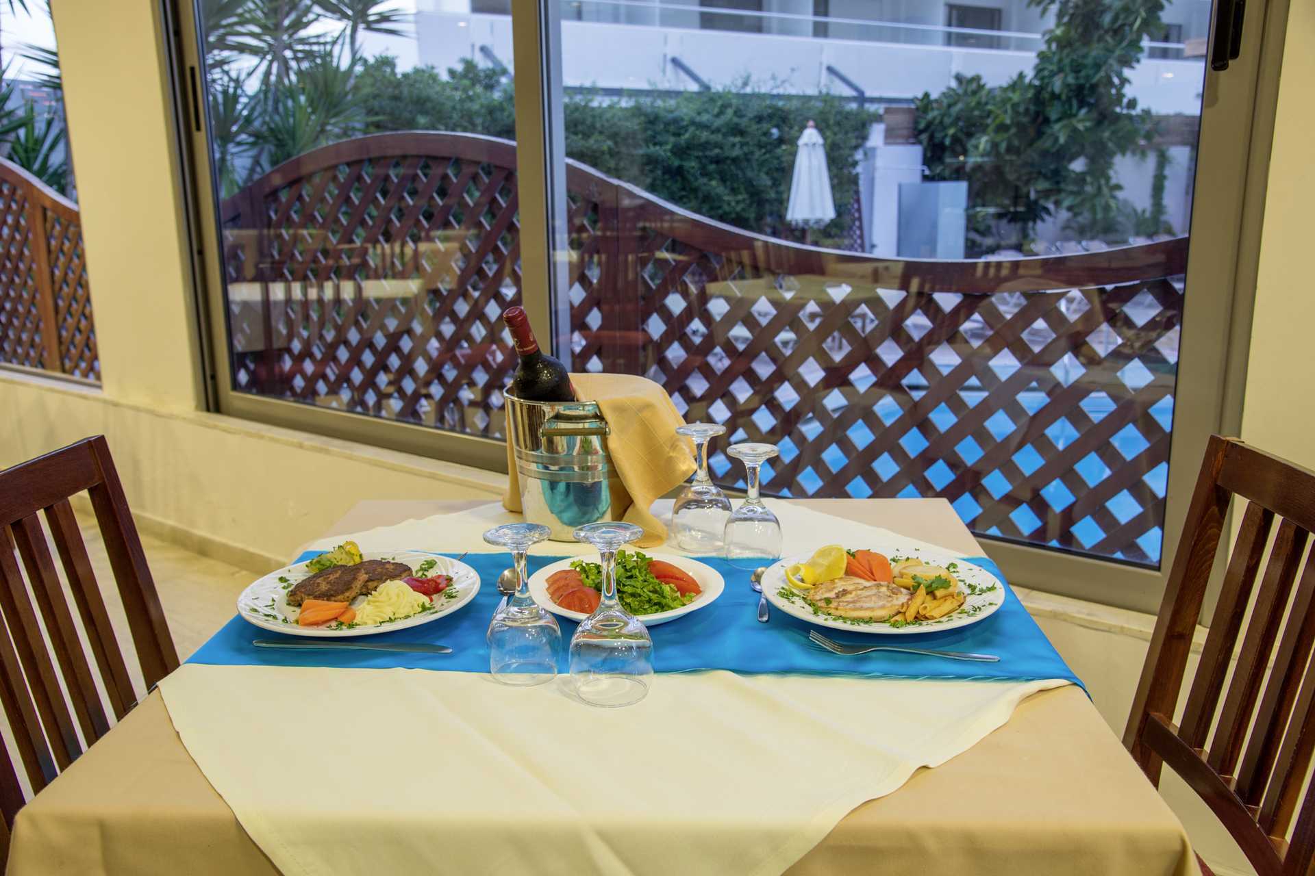 Restaurang på hotell Manousos i Rhodos stad, Grekland.