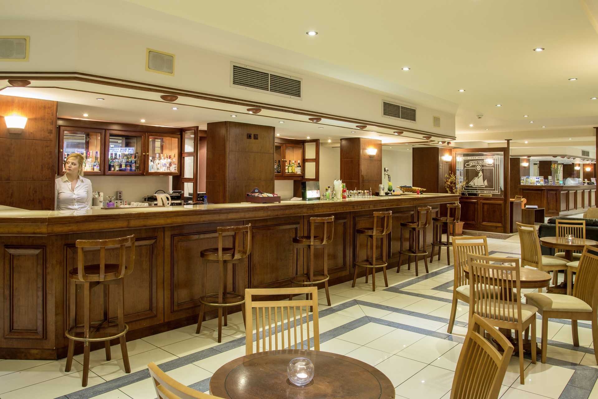 Bar på hotell Manousos i Rhodos stad, Grekland.