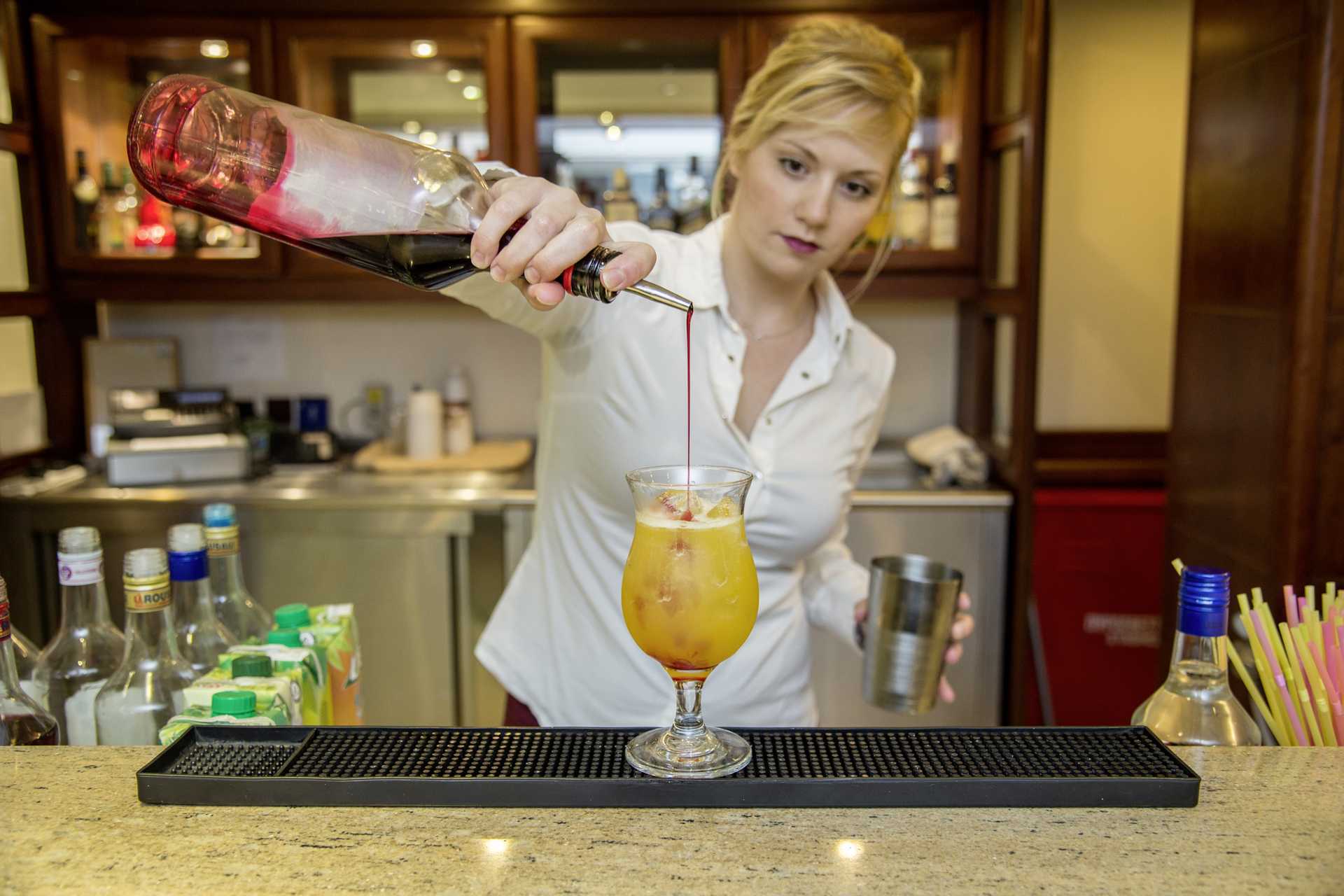 Bar på hotell Manousos i Rhodos stad, Grekland.