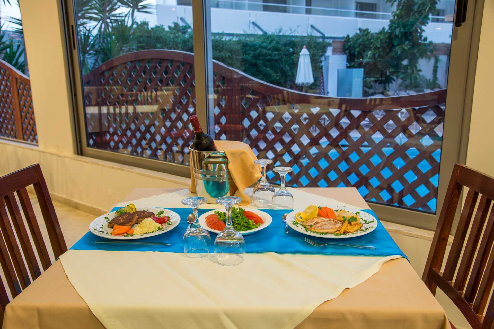 Restaurang på hotell Manousos i Rhodos stad, Grekland.