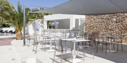 Poolbaren på Mar & Mar Crown Hotel & Suites på Santorini, Grekland.