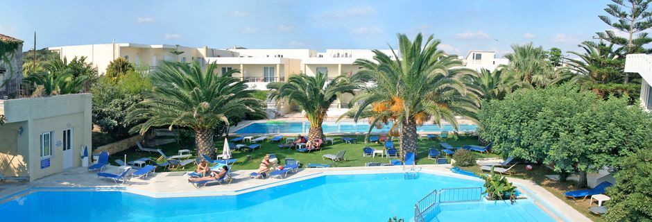 Poolområdet på hotell Marakis i Platanias på Kreta, Grekland.