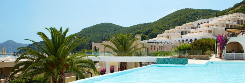 Poolområdet på hotell MarBella Corfu på Korfu, Grekland.