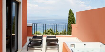 Juniorsvit deluxe på hotell MarBella Nido Suite Hotel & Villas på Korfu, Grekland.