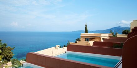Juniorsvit deluxe med privat pool på balkongen på hotell MarBella Nido Suite Hotel & Villas på Korfu, Grekland.