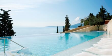 Poolområde på hotell Marbella Nido Suite Hotel & Villas på Korfu, Grekland.