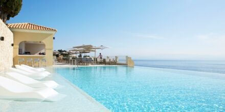 Pool och poolbaren Aquavit på hotell Marbella Nido Suite Hotel & Villas på Korfu, Grekland.