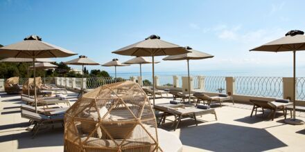 Poolområdet på hotell MarBella Nido Suite Hotel & Villas på Korfu, Grekland.
