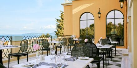 Huvudrestaurangen San Giovanni på hotell MarBella Nido Suite Hotel & Villas på Korfu, Grekland.