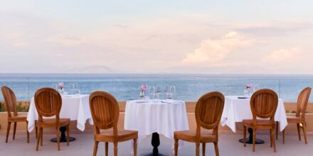À la carte-restaurangen Apaggio Gourmeta på hotell MarBella Nido Suite Hotel & Villas på Korfu, Grekland.