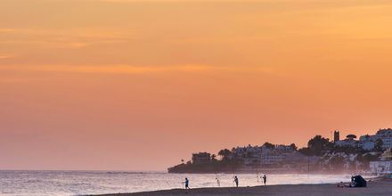 Strand i solnedgång i Marbella, Spanien.