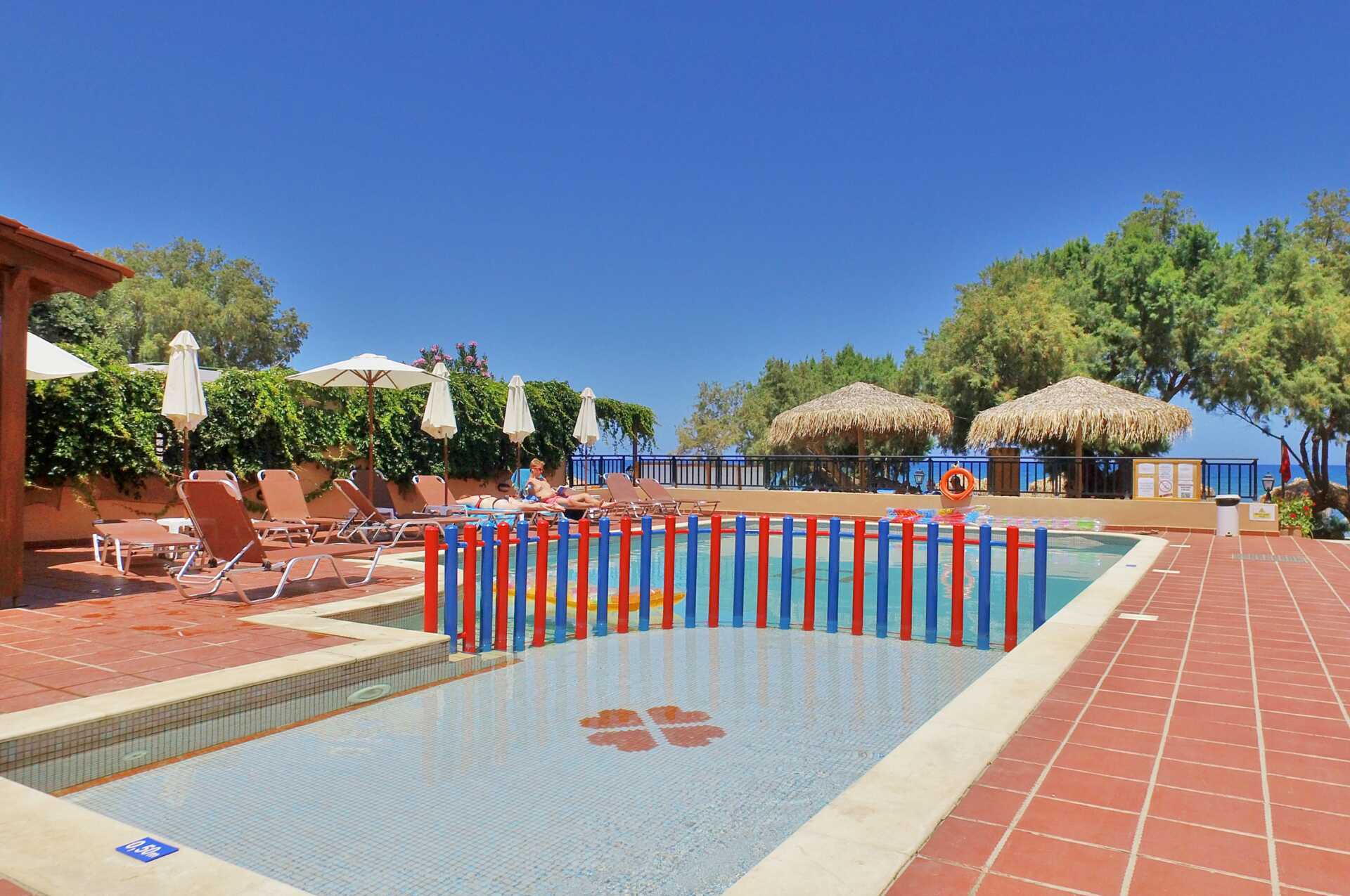 Poolområde på Margarita Beach Resort GD's Hotels i Agia Marina.