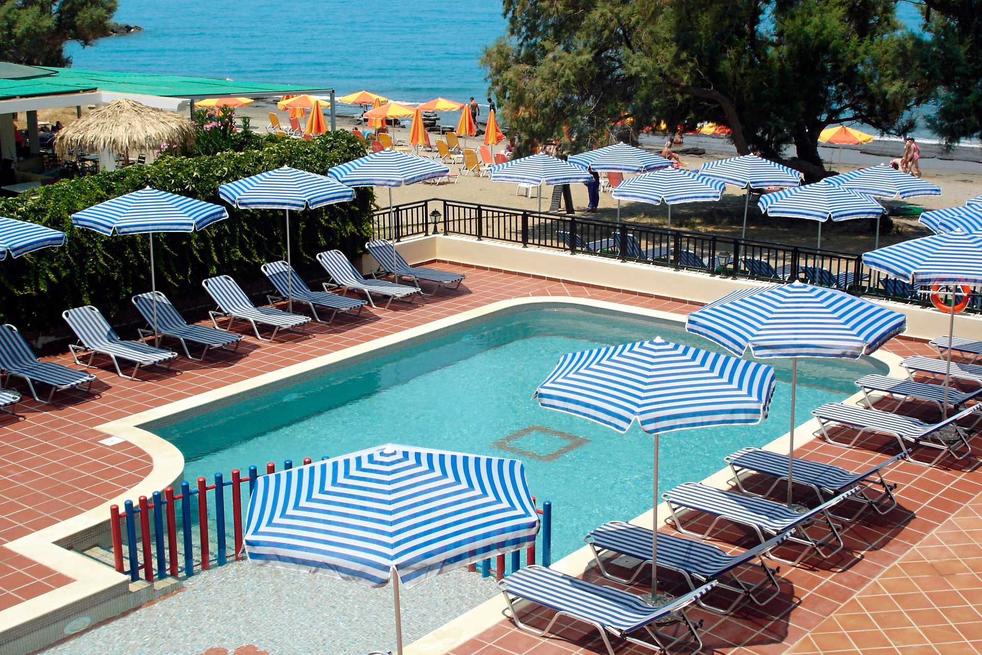 Poolområde på Margarita Beach Resort GD's Hotels i Agia Marina.