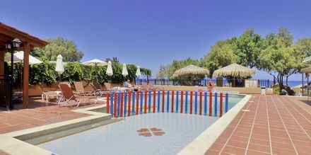 Poolområde på Margarita Beach Resort GD's Hotels i Agia Marina.