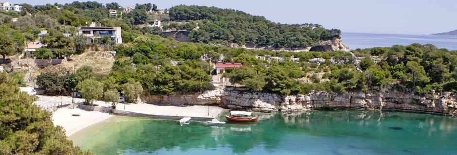 Utsikten mot stranden från hotell Marilena på Alonissos, Grekland.