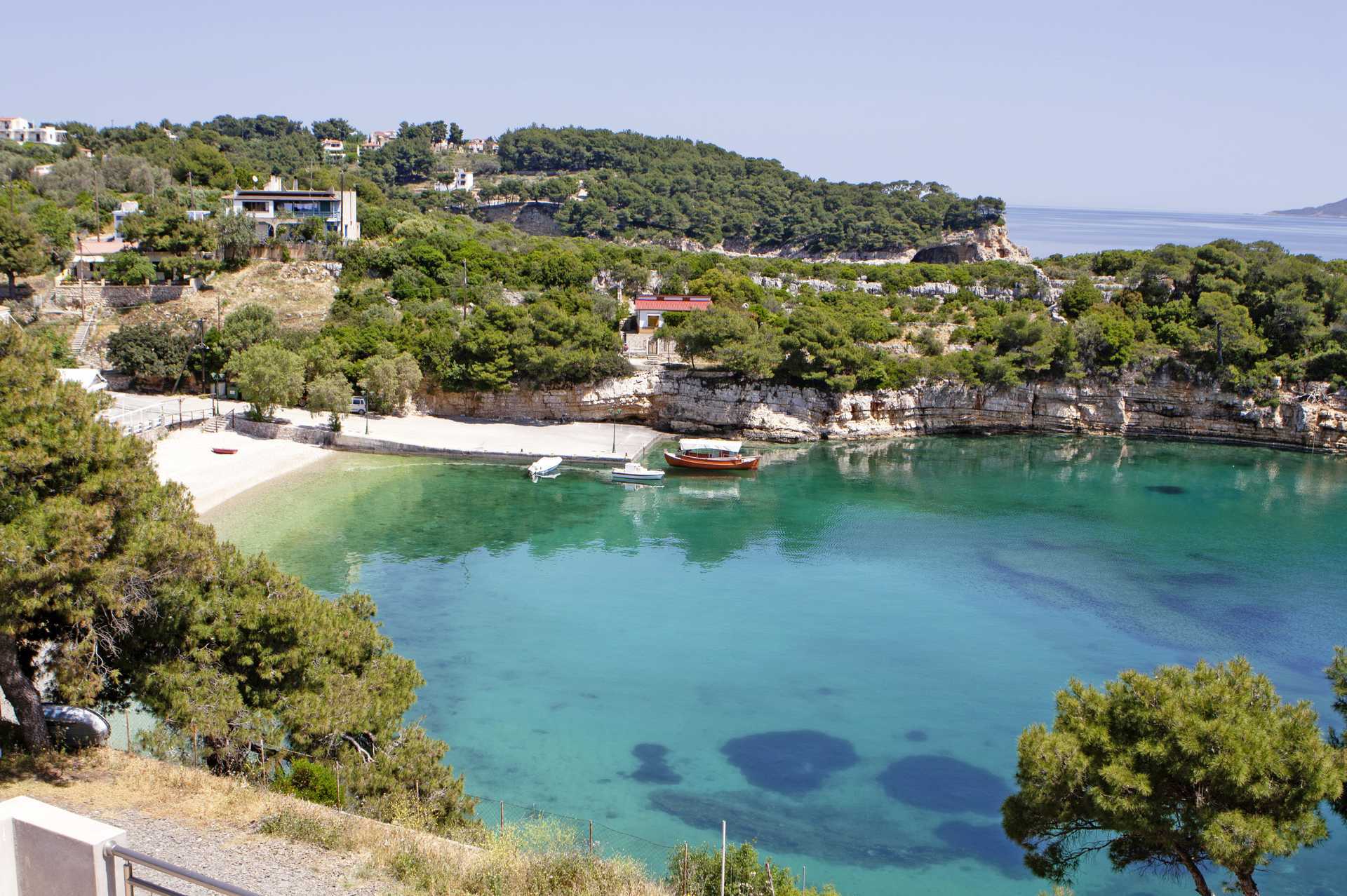 Utsikten mot stranden från hotell Marilena på Alonissos, Grekland.