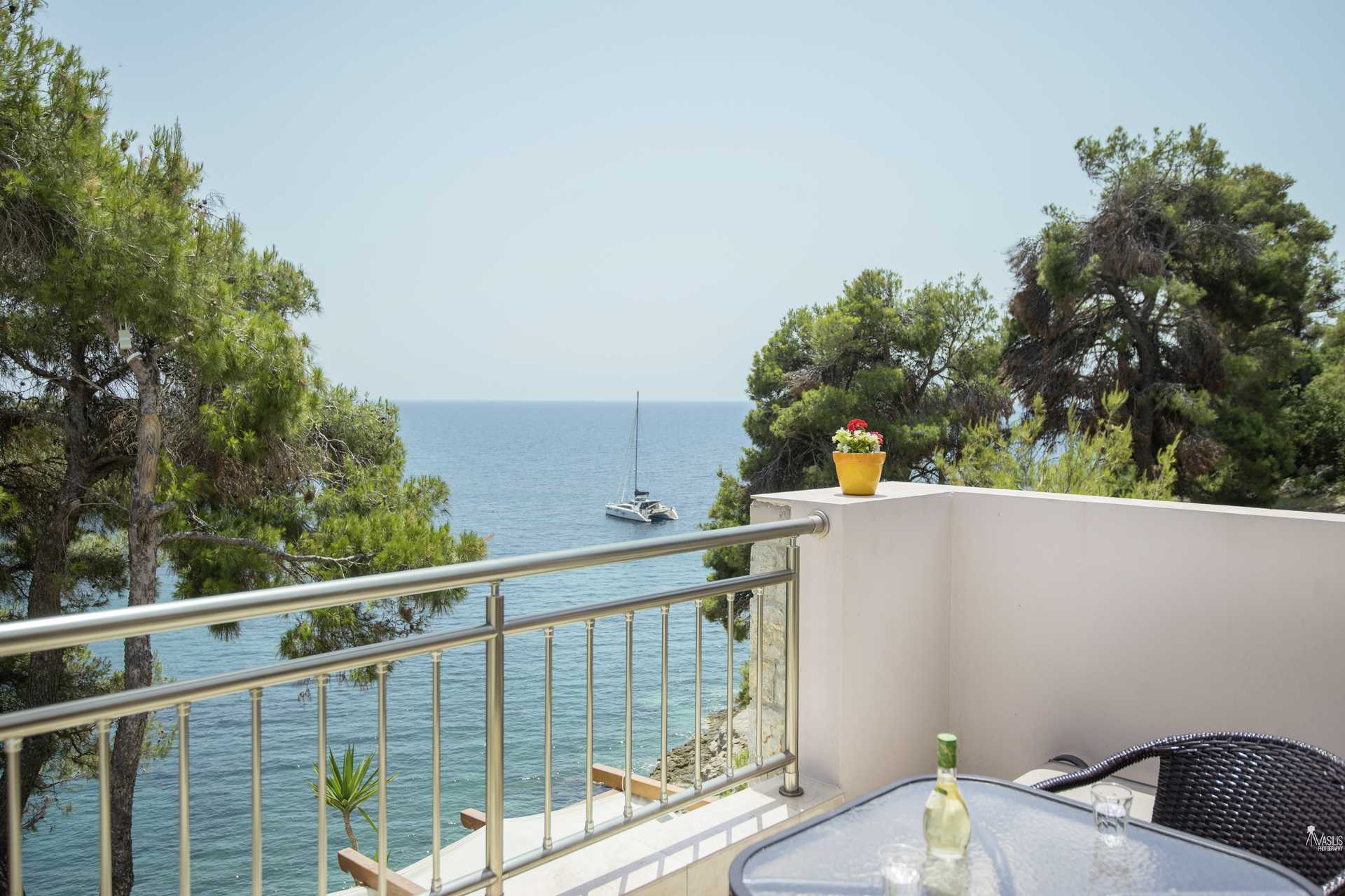 Utsikt från balkong på hotell Marilena på Alonissos, Grekland.