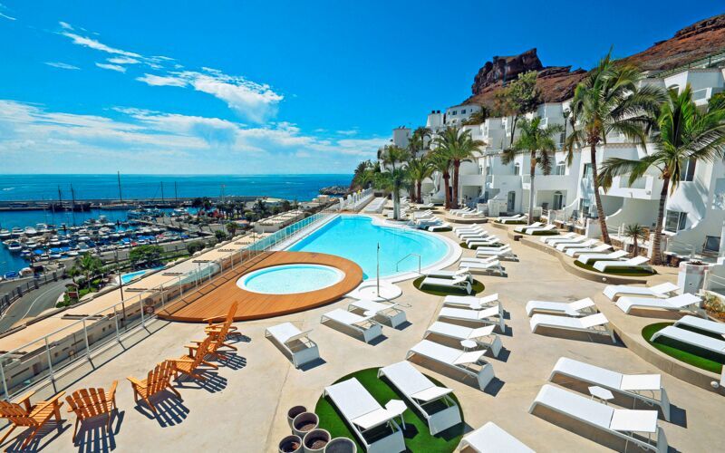Poolområdet på hotell Marina Bayview i Puerto Rico på Gran Canaria.