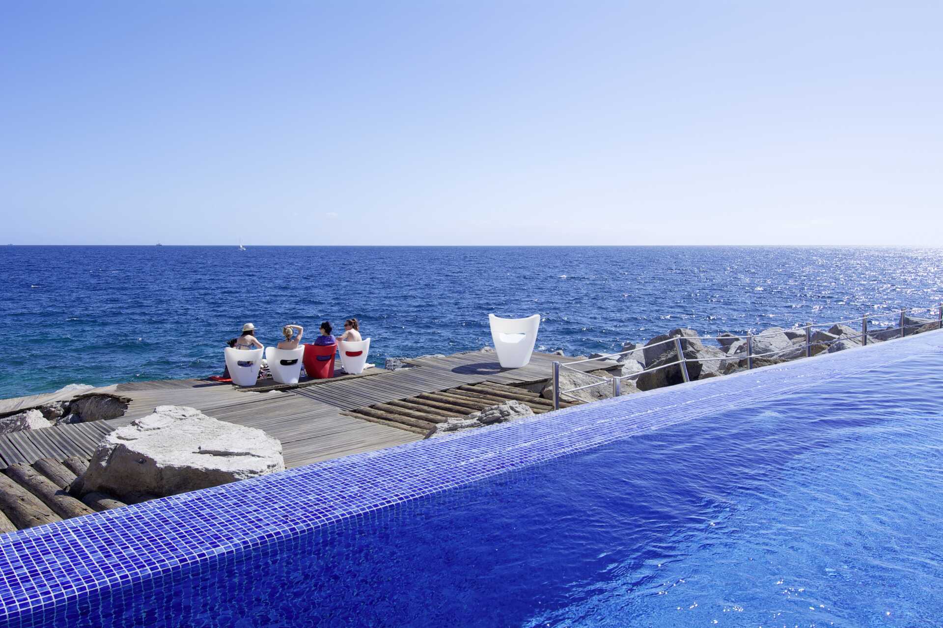 Poolområde på Marina Suites i Puerto Rico på Gran Canaria.