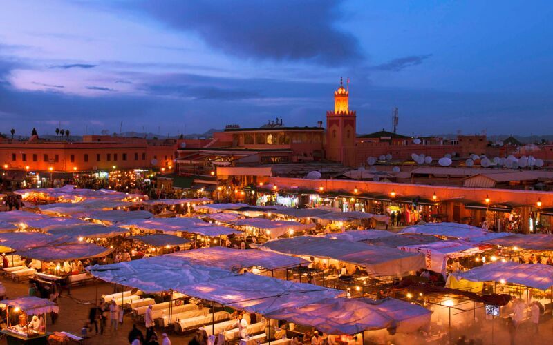 Marknadsplatsen Djemaa el Fna i Marrakech, Marocko.
