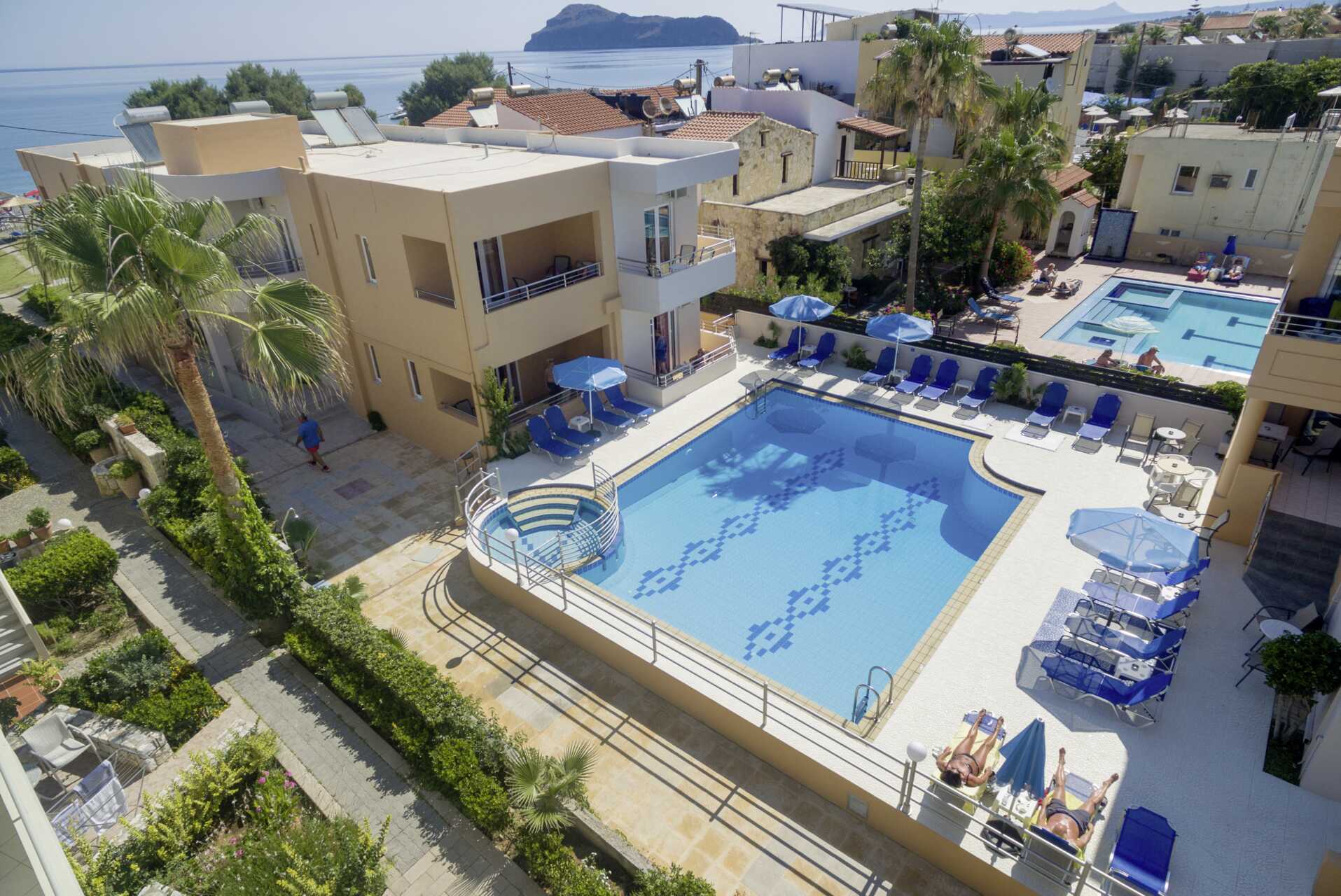 Poolområdet på hotell Mary i Platanias på Kreta, Grekland.