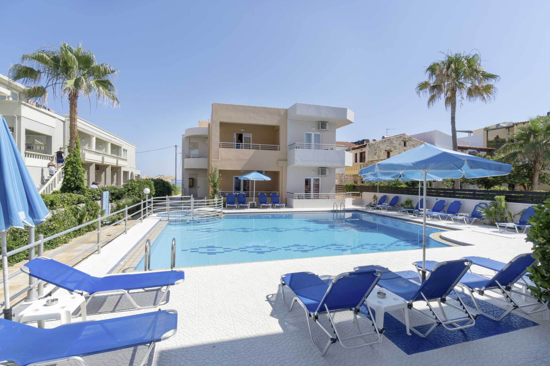 Poolområdet på hotell Mary i Platanias på Kreta, Grekland.