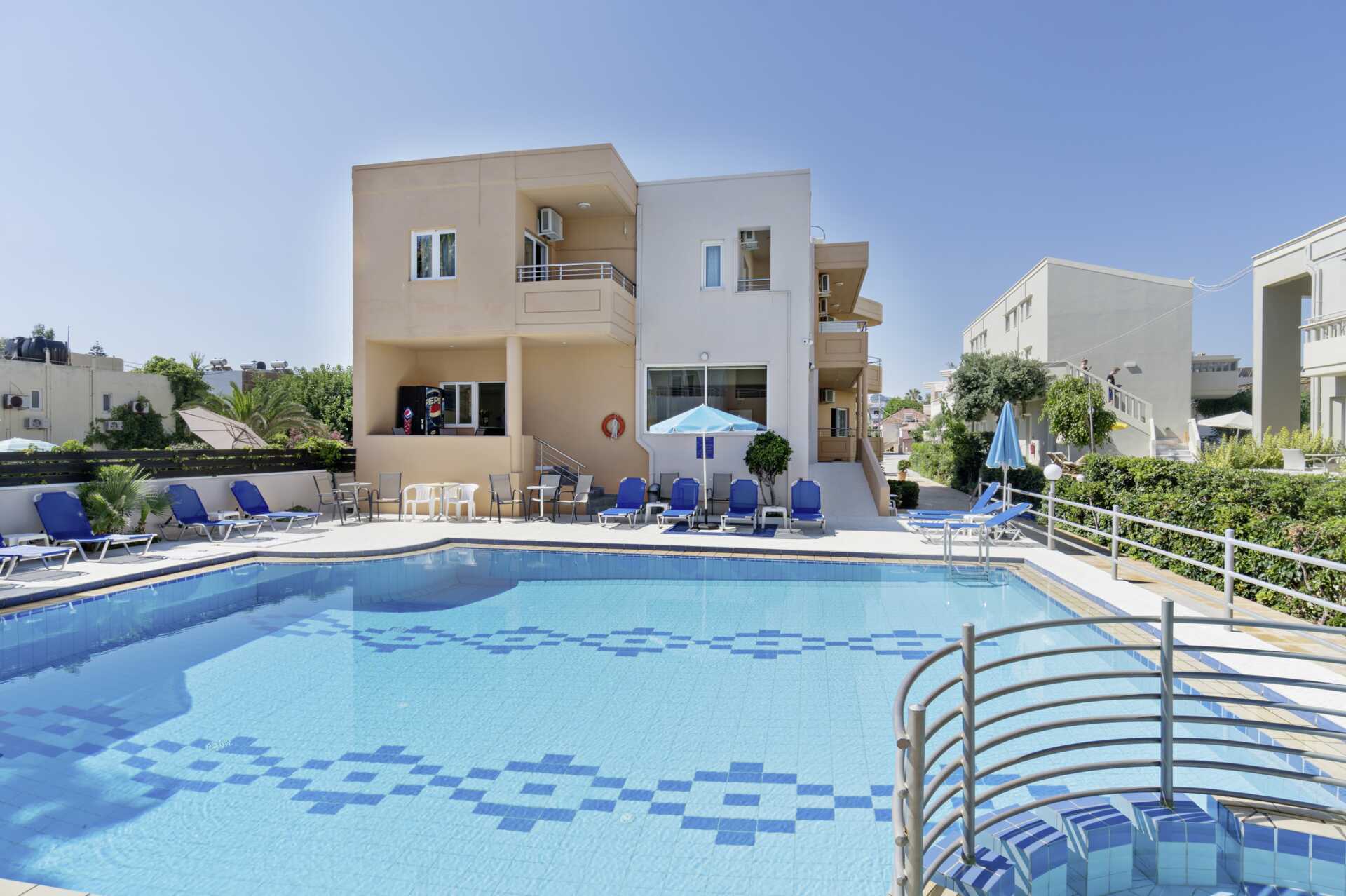 Poolområdet på hotell Mary i Platanias på Kreta, Grekland.