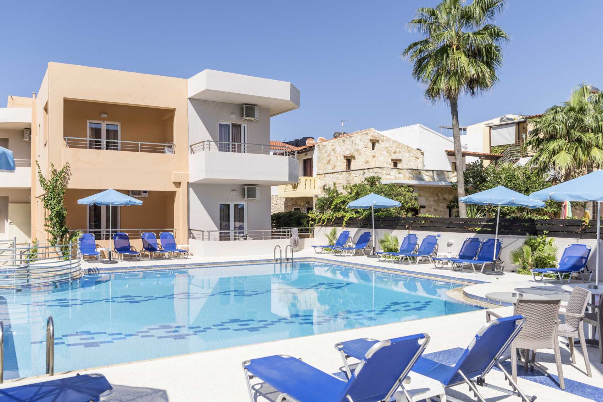 Poolområdet på hotell Mary i Platanias på Kreta, Grekland.
