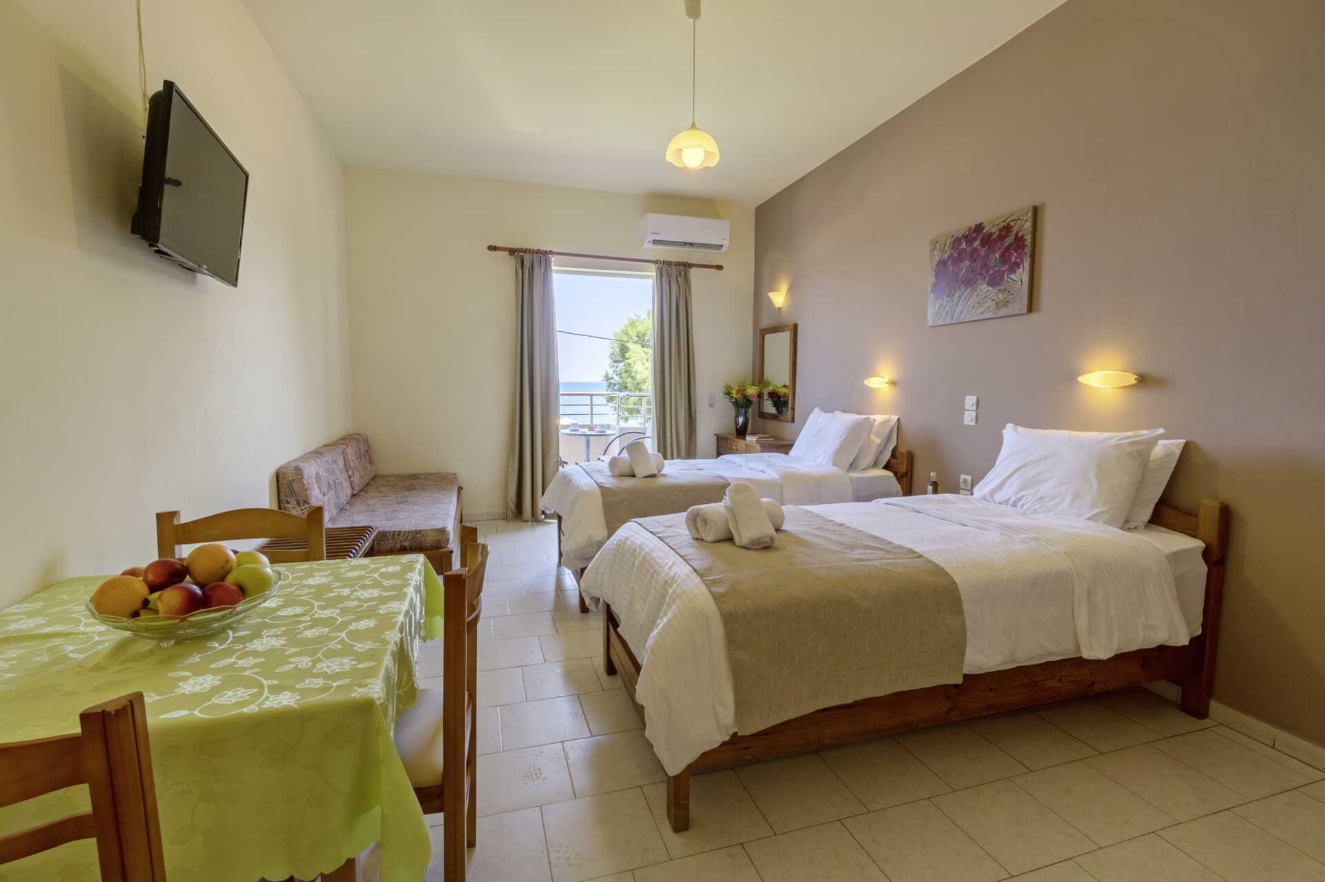 Enrumslägenhet med havsutsikt och extrabädd på hotell Mary, Kreta.