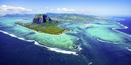 Mauritius från ovan, med sitt vackra hav och korallrev.
