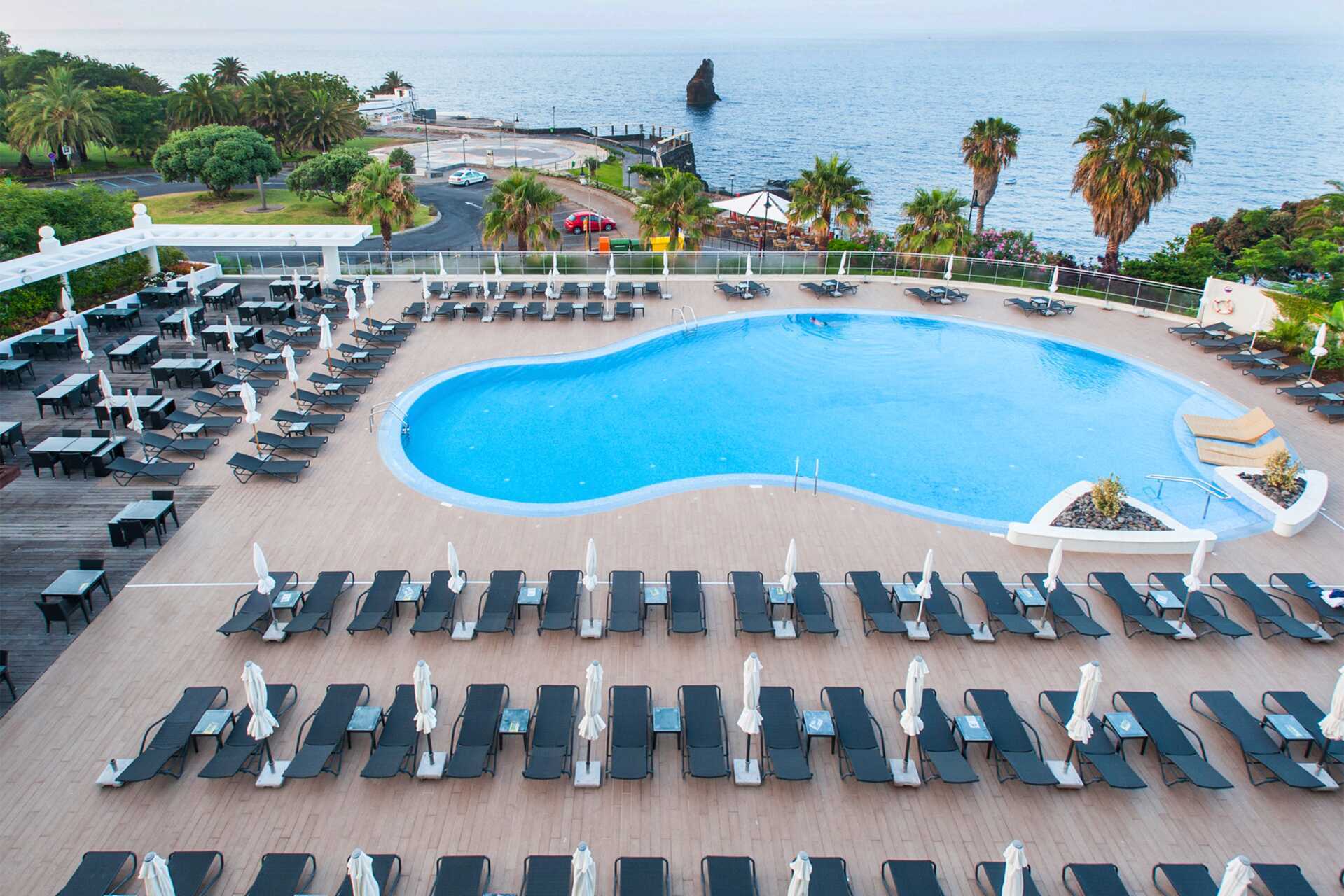 Poolområdet på hotell Melia Madeira Mare på Madeira, Portugal.