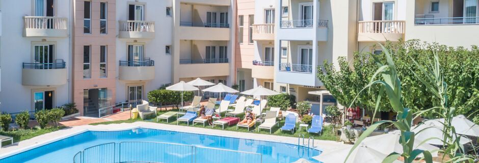 Poolområdet på hotell Melina Beach i Platanias på Kreta, Grekland.
