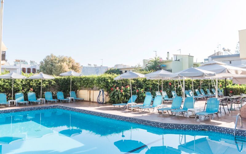 Poolområdet på hotell Melmar i Rethymnon stad på Kreta, Grekland.