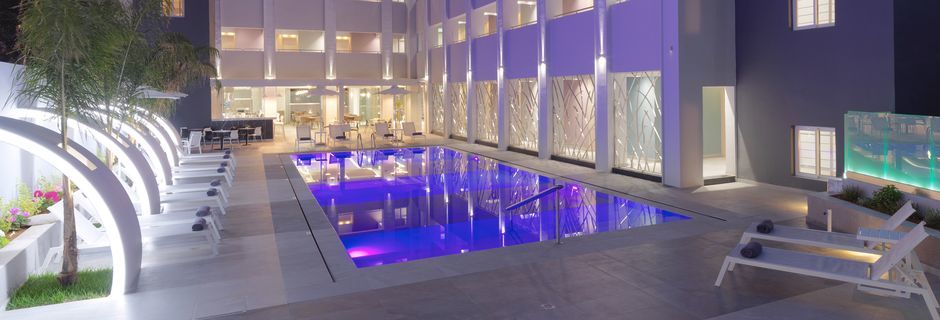 Pool på hotell Melrose i Rethymnon stad på Kreta, Grekland.