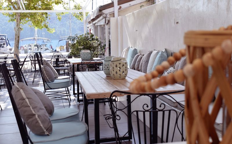 Frukostserveringen på hotell Meltemi i Skiathos Stad, Grekland.