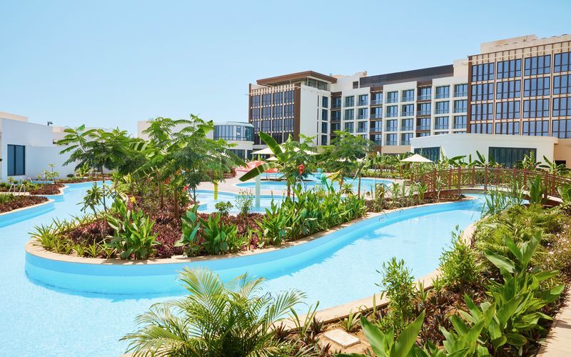 Poolområde på hotell Millennium Salalah Resort i Oman.